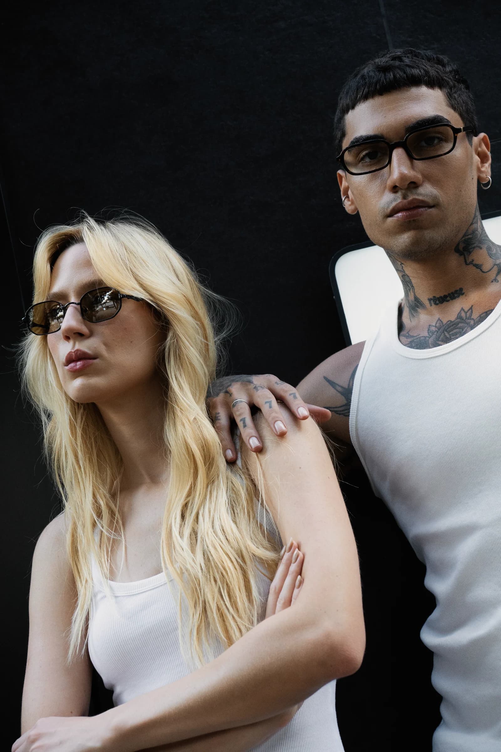 Casal usando óculos Ziren