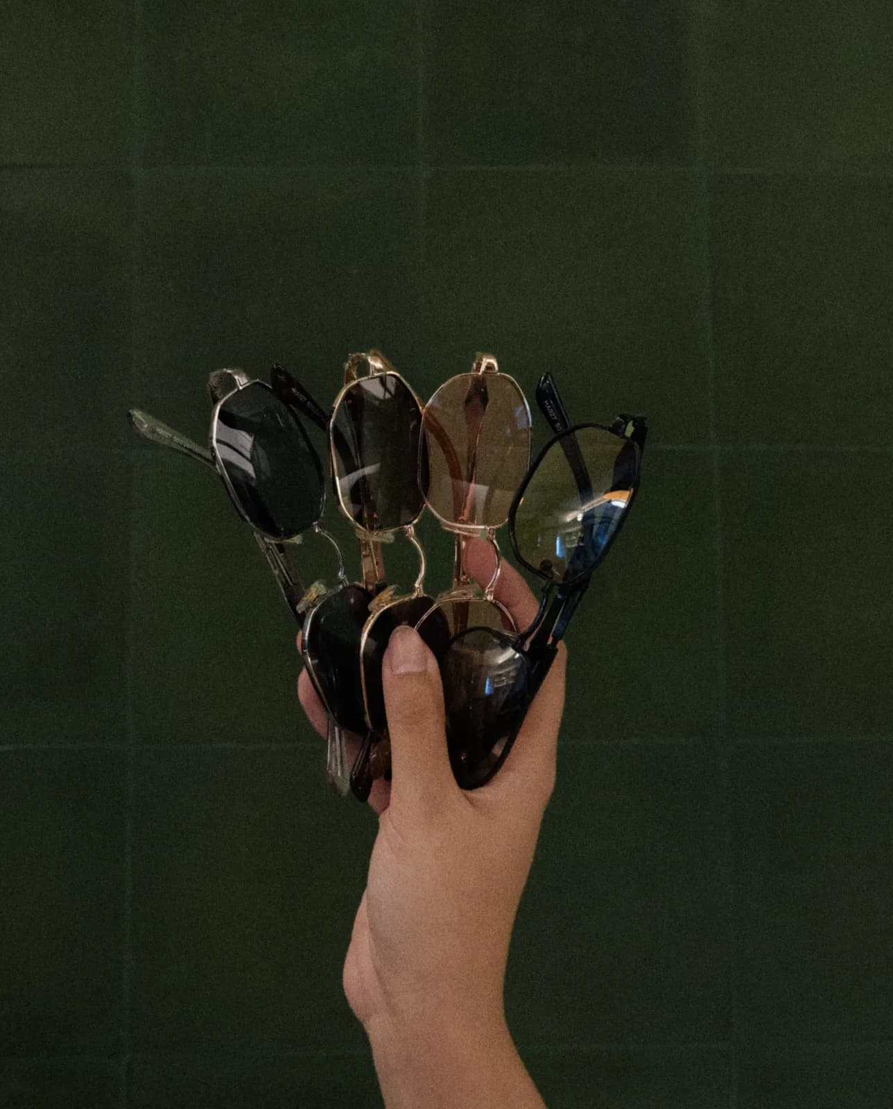 Mão segurando várias armações Ziren para escolher