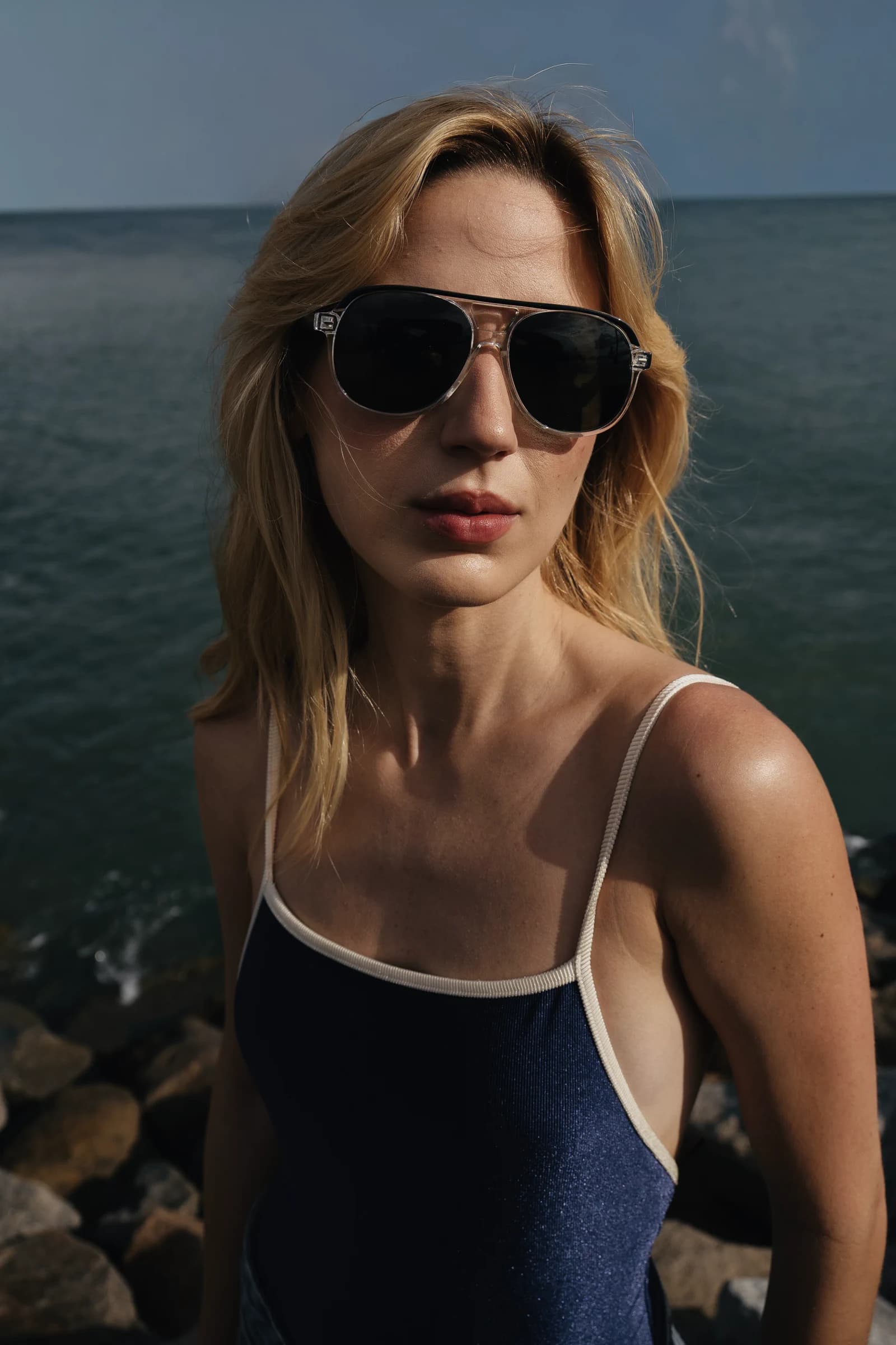 Mulher usando óculos de sol Ziren à beira-mar