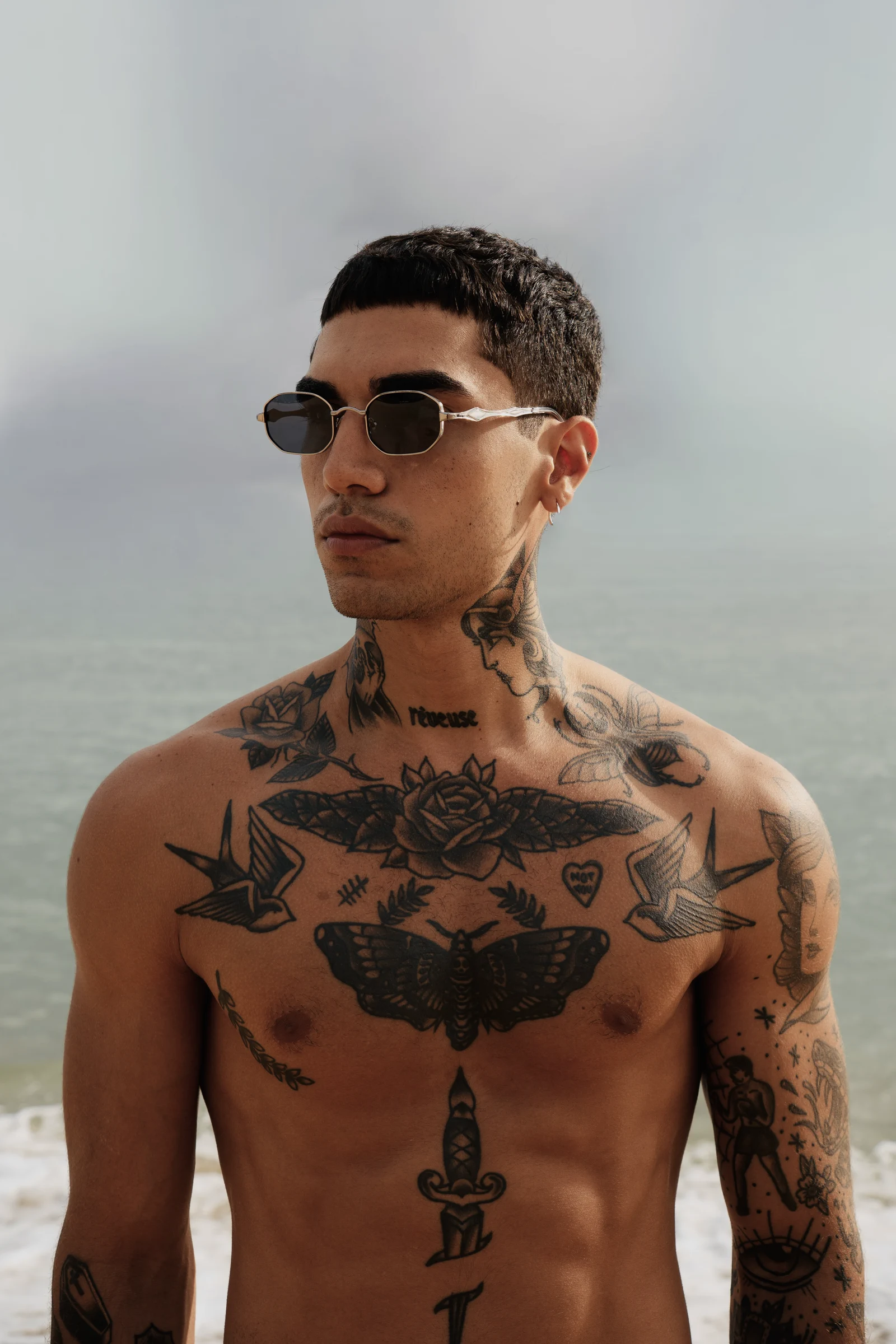 Homem usando óculos de sol Ziren na praia