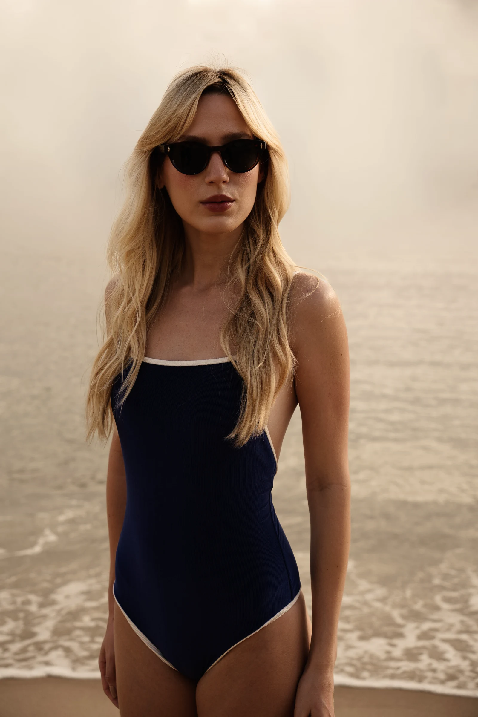 Mulher usando óculos de sol Ziren na praia
