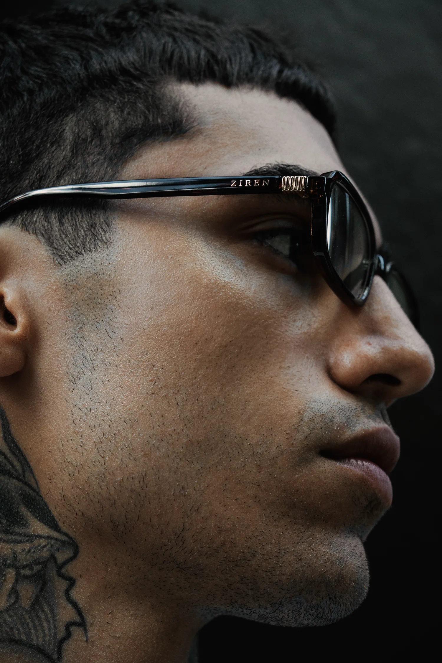 Homem de perfil com óculos de sol Ziren