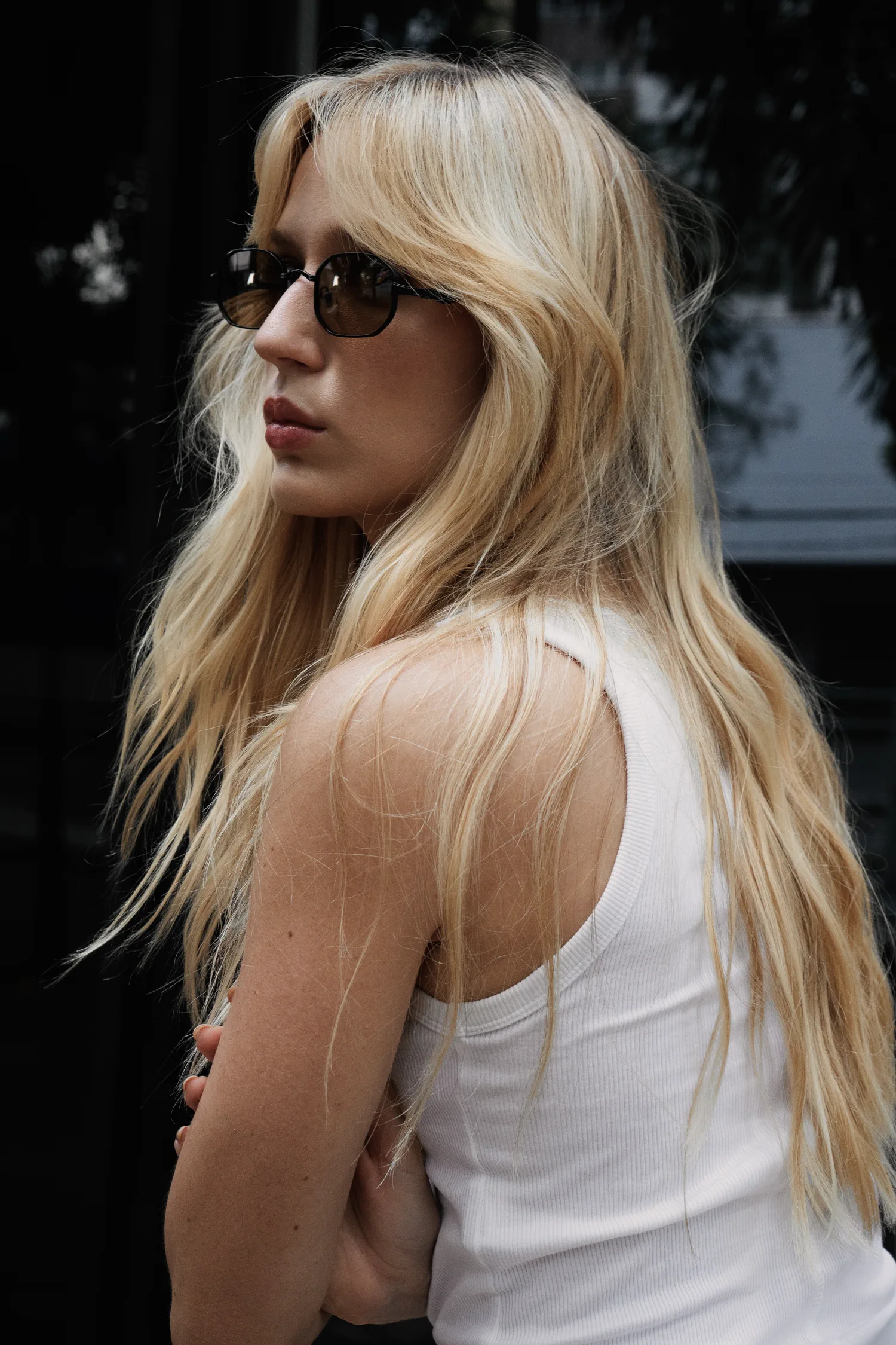 Mulher de perfil com óculos de sol Ziren