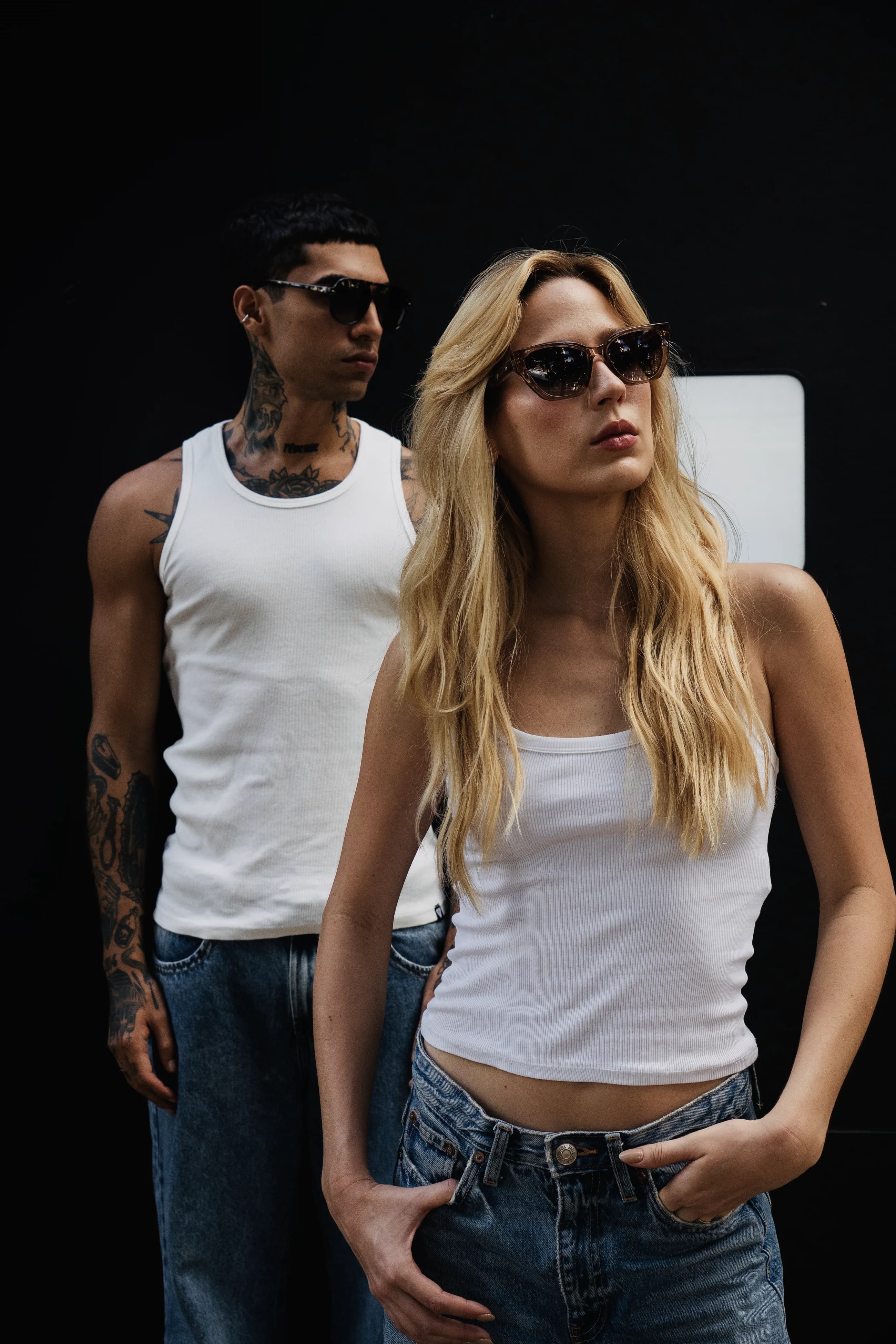 Casal usando óculos de sol Ziren