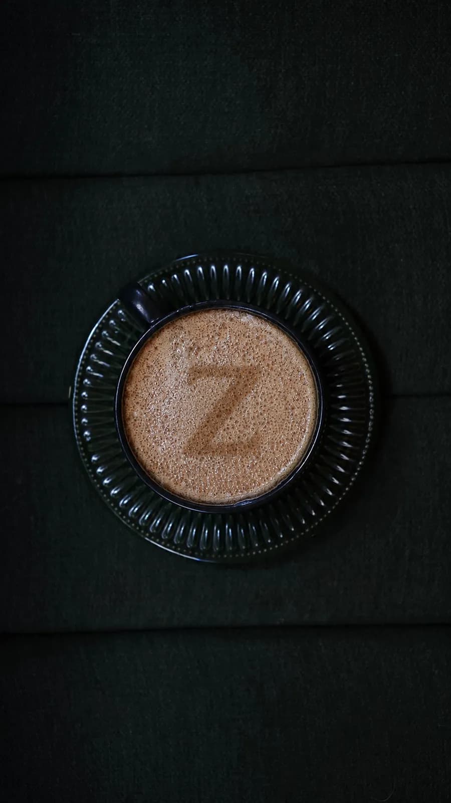 Estojo Ziren ao lado de um café