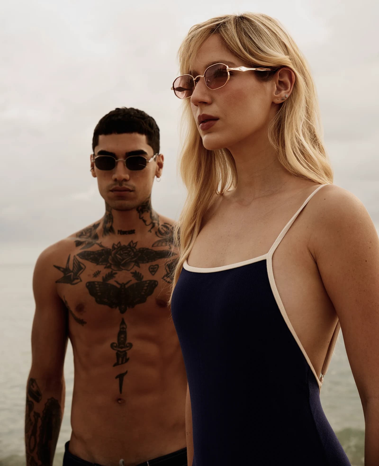 Casal usando óculos de sol Ziren na praia