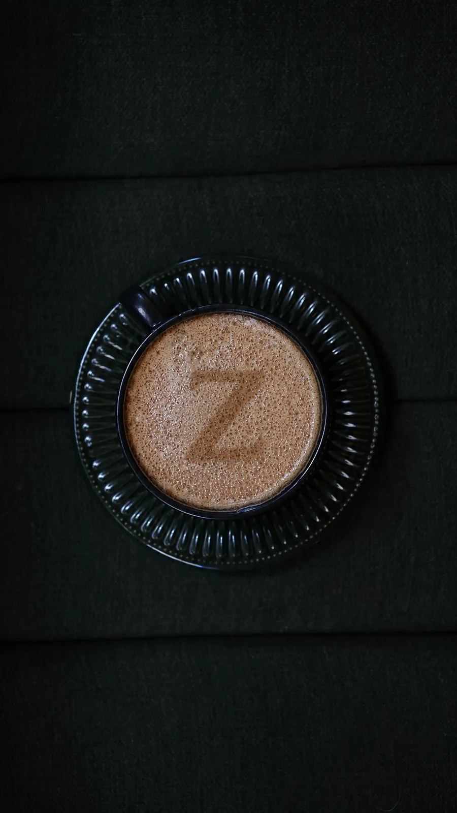 Estojo Ziren ao lado de um café