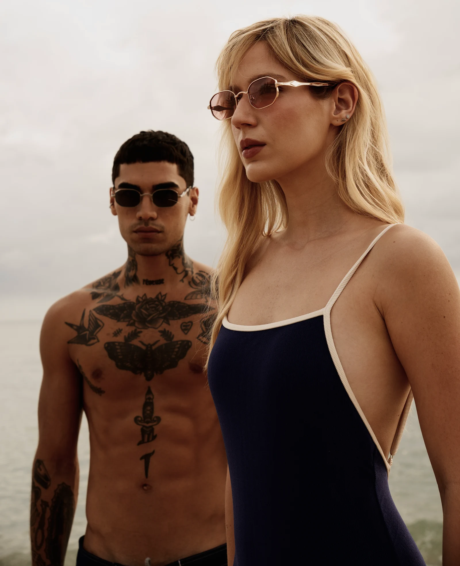 Casal usando óculos de sol Ziren na praia